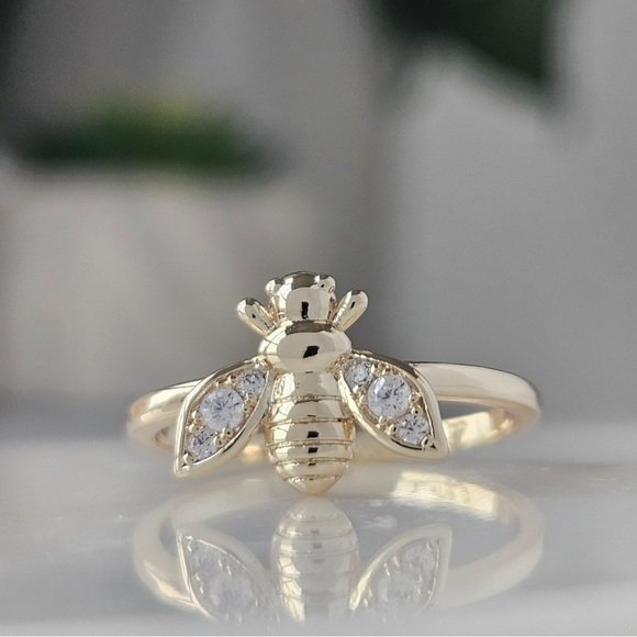 Super {Sweet} Honey Bee Ring by Charmed Aroma in Size 6 Gold 🐝 - Picture 6 of 6